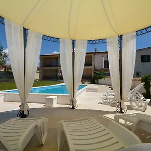 Gasthuis Kastel, Žbandaj